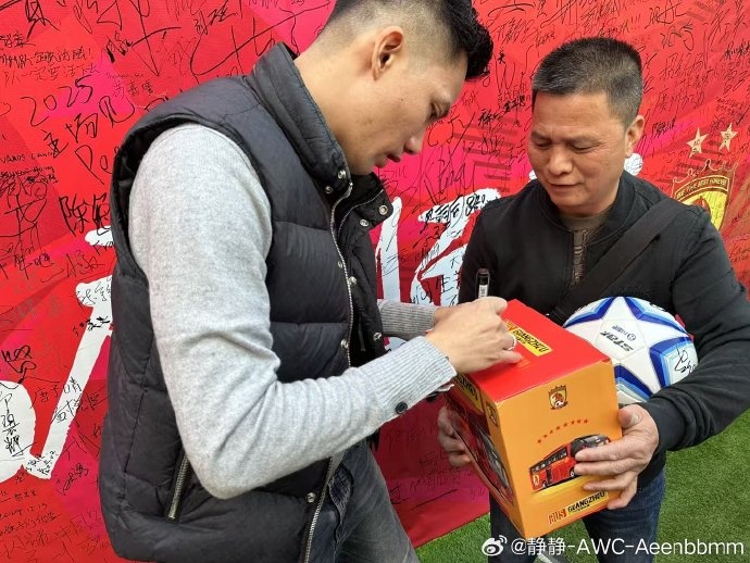 齊撐廣州隊！馮俊彥、侯煜等人現(xiàn)場助陣廣州隊特賣會