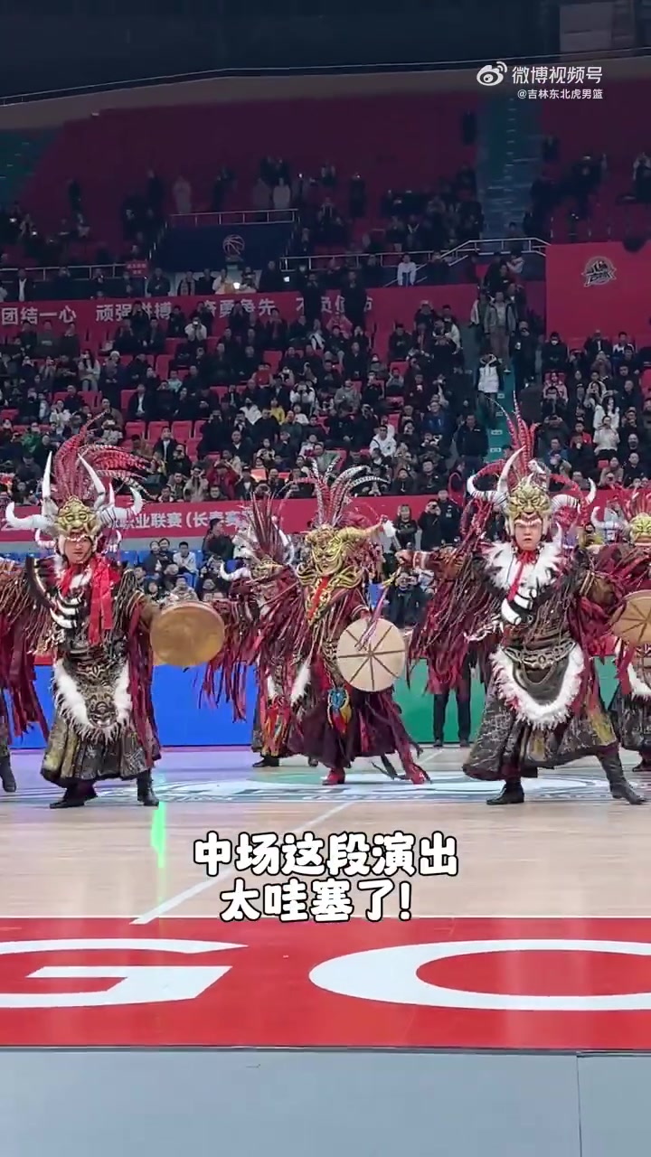鐘誠指導(dǎo)更衣室講話：把好狀態(tài)延續(xù)到每一場比賽！